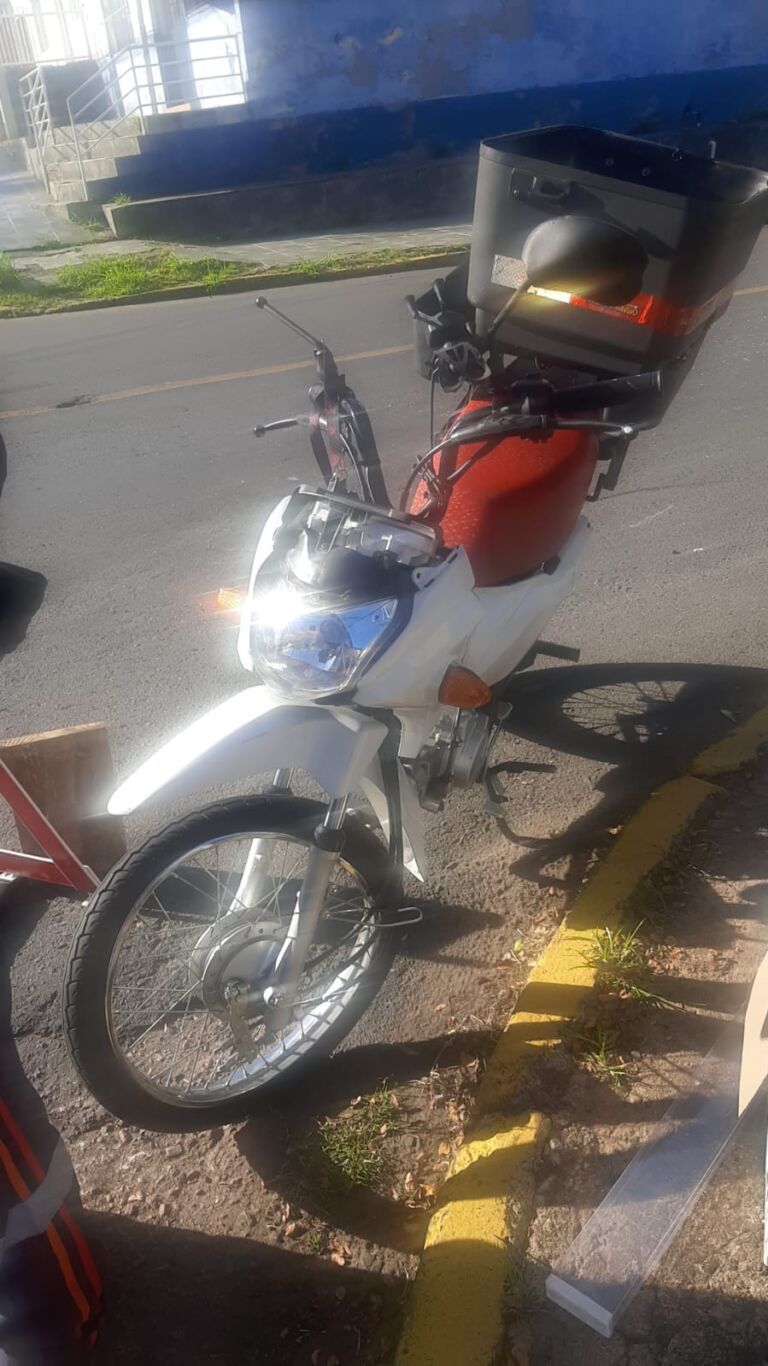 Motociclista é internado em hospital após acidente com caminhonete em Canoas