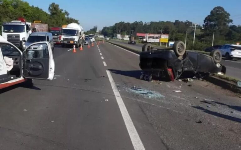 Dois homens morrem após carro capotar
