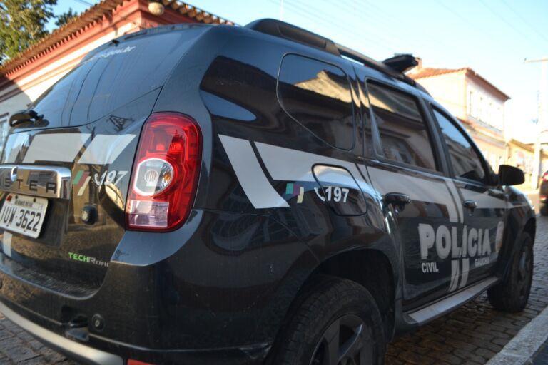 Adolescente de 16 tenta matar colega a facadas na escola