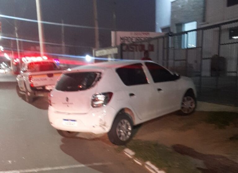 Duas pessoas ficam feridas após colisão entre carro e moto em Canoas