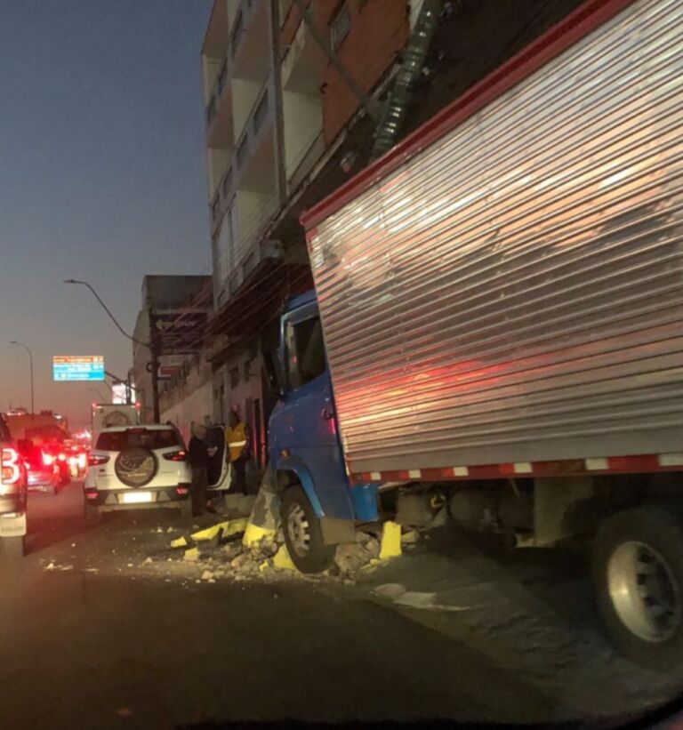 Caminhão bate em poste na BR-116, em Canoas