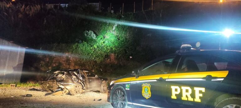 Três pessoas ficam feridas após carro cair em barranco