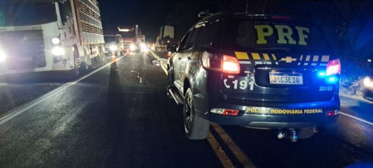 Homem morre atropelado após acidente entre moto e caminhão