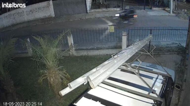 Menina de 7 anos é internada em estado grave após ser atropelada por motoqueiro