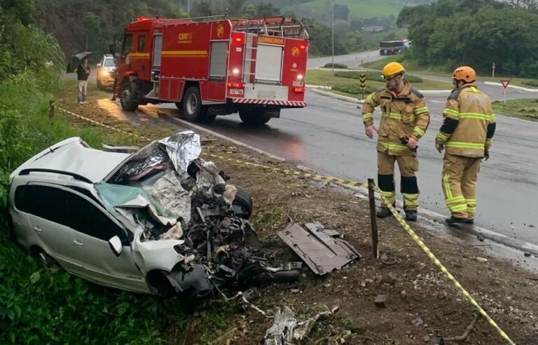 Homem morre após colisão entre carro e caminhão