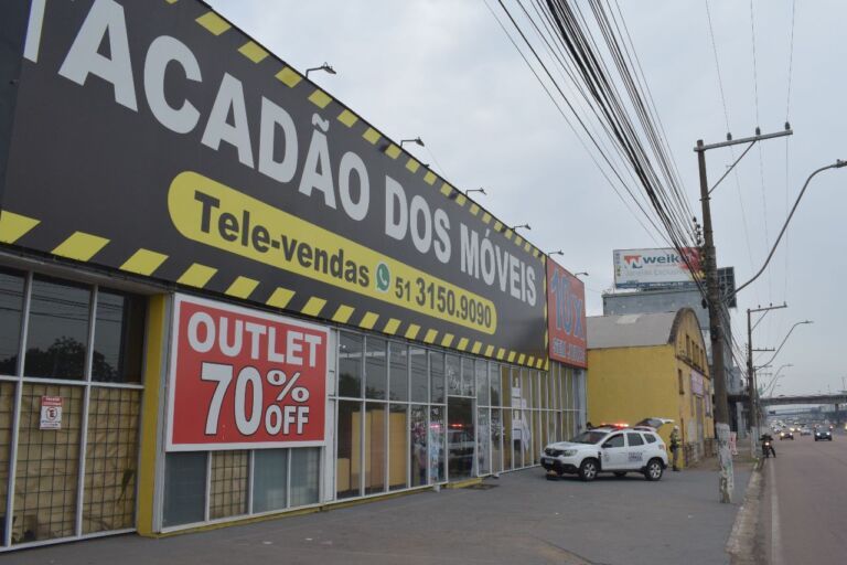 Funcionários chegam para trabalhar e encontram loja arrombada em Canoas