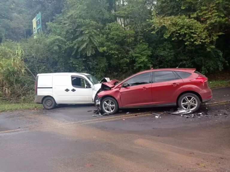 Homem morre em acidente entre carro e caminhonete