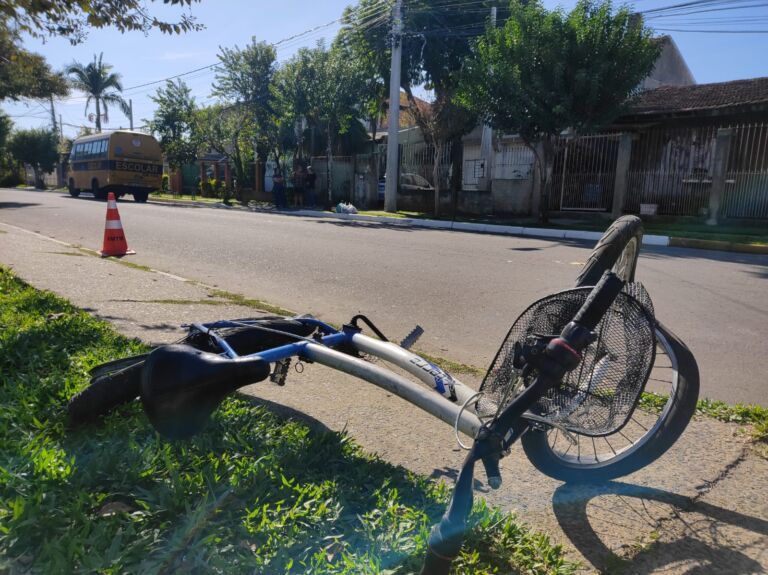 Identificada mulher que morreu após acidente entre bicicleta e micro-ônibus em Canoas