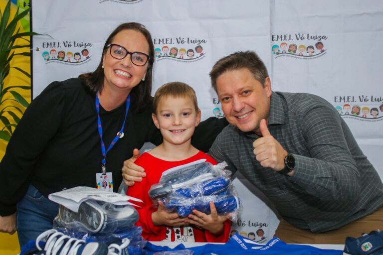 NOVA SANTA RITA | Mais de 5 mil estudantes recebem uniformes escolares