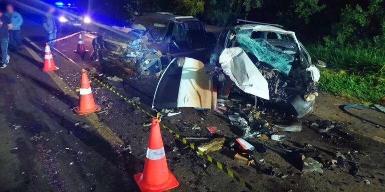 Homem morre e quatro pessoas ficam ferias após colisão entre carro e caminhonete