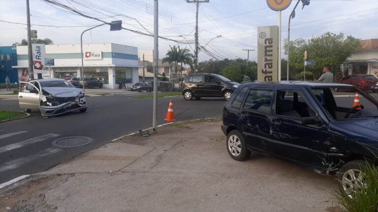 Colisão entre dois carros deixa três pessoas feridas em Canoas