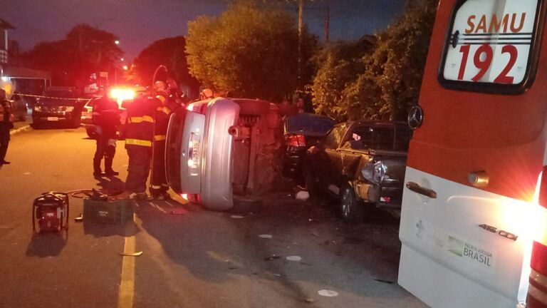 Motorista fica ferido após carro capotar em Canoas