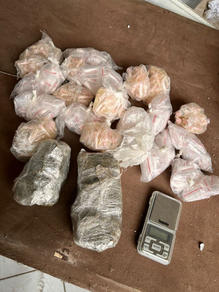 Policiais encontraram depósito de drogas dentro de condomínio em Canoas