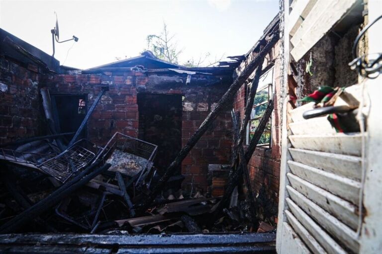 Homem morre durante incêndio em casa