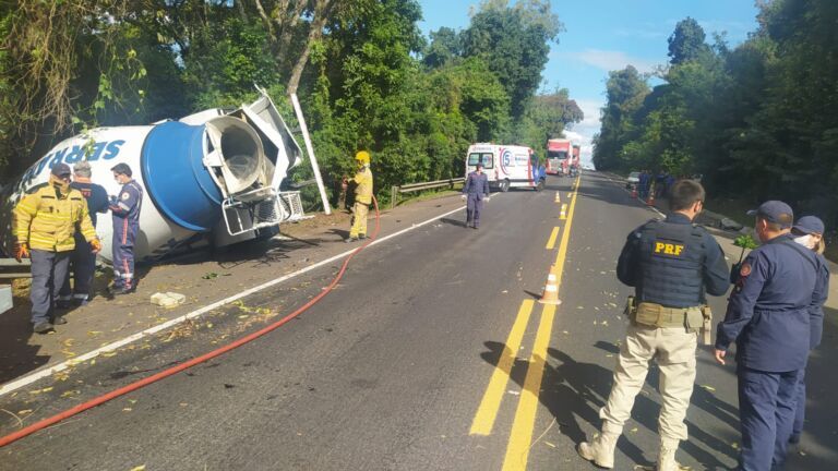 Motociclista e caminhoneiro morrem em acidente