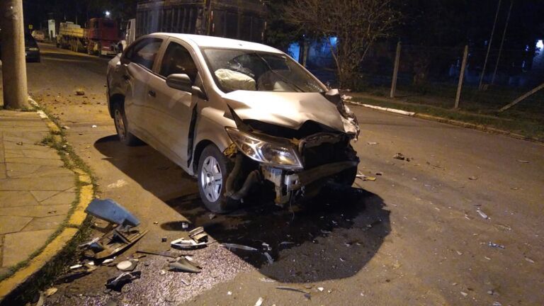 Motorista acaba preso após fugir e bater em viatura da Brigada Militar em Canoas; Ele tinha armas e drogas dentro do carro