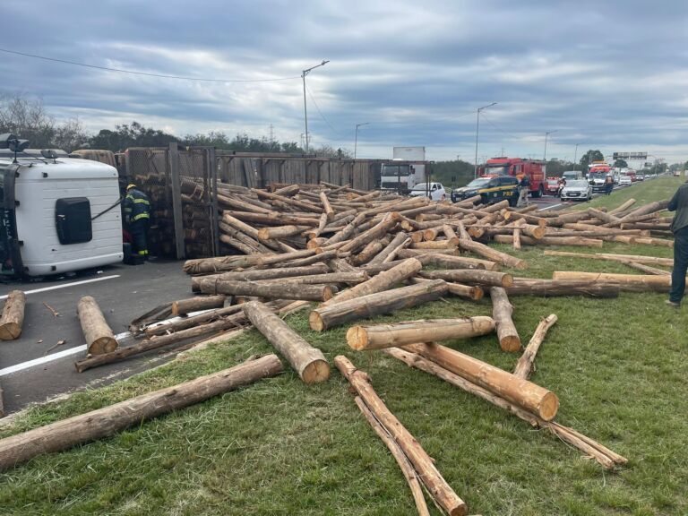 Caminhão carregado de madeira tomba e deixa rodovia bloqueada em Canoas