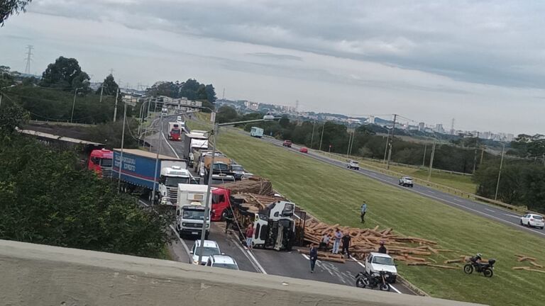 Motorista de caminhão é internado após veículo tombar na BR-386 em Canoas