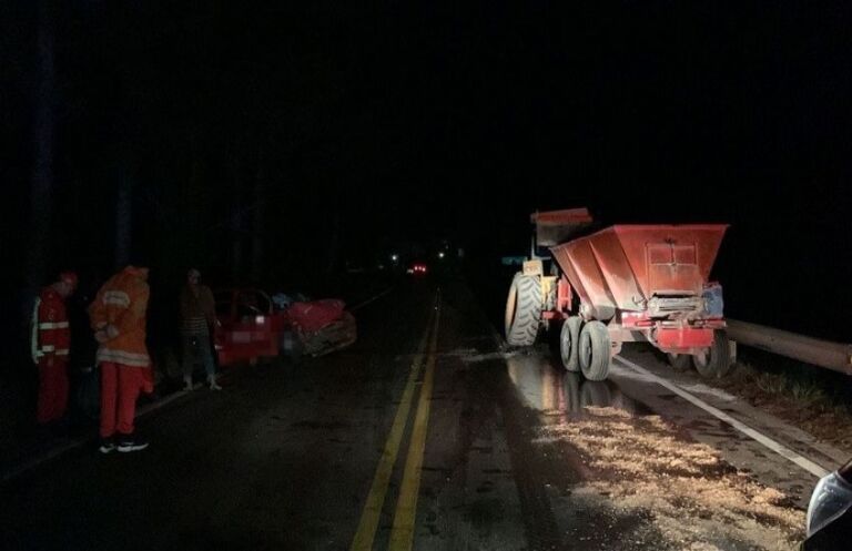 Homem morre após colisão entre carro e trator