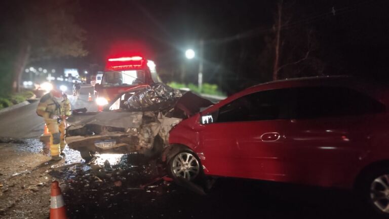 Acidente entre dois carros deixa uma pessoa morta