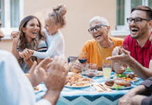 Cuidar de si e estar cercado pela família é considerado sinônimo de felicidade