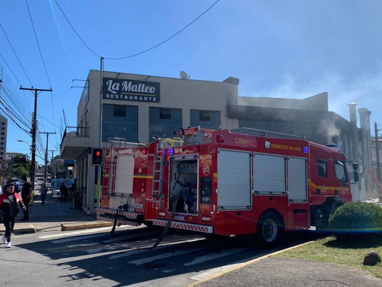 Restaurante pega fogo e assusta clientes