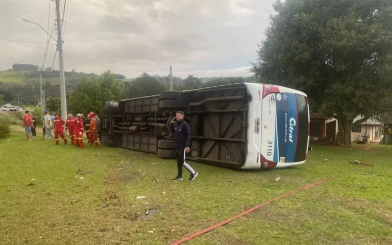 Motorista é investigado por tentar matar esposa; Ele causou acidente entre carro e ônibus