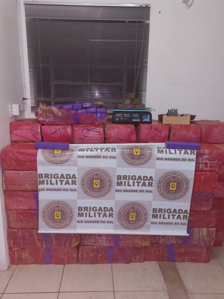 Brigada Militar apreende mais de uma tonelada de maconha dentro de pavilhão