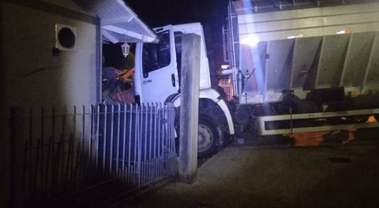 Caminhão perde o freio, invade casa e deixa mulher ferida