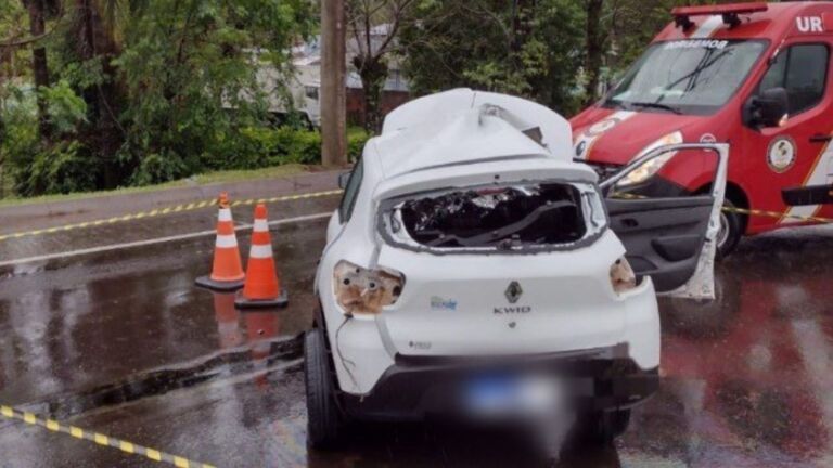 Duas pessoas morrem após carro colidir em poste e capotar