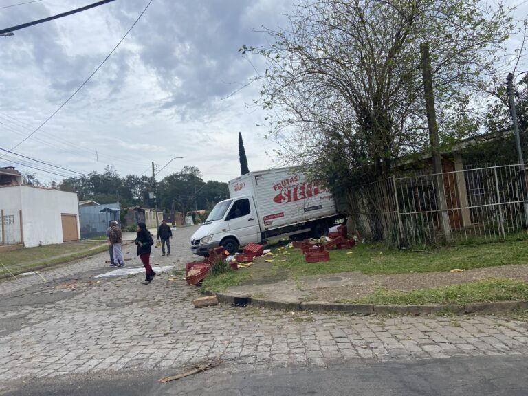 Caminhão desce rua de ré e invade casa