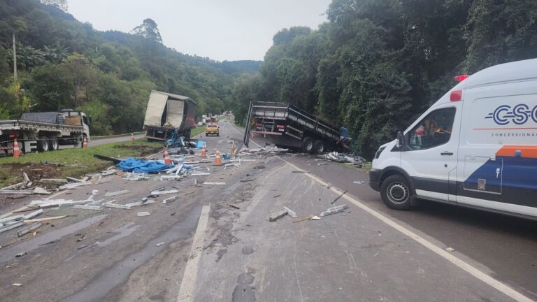 Homem morre em acidente entre dois caminhões