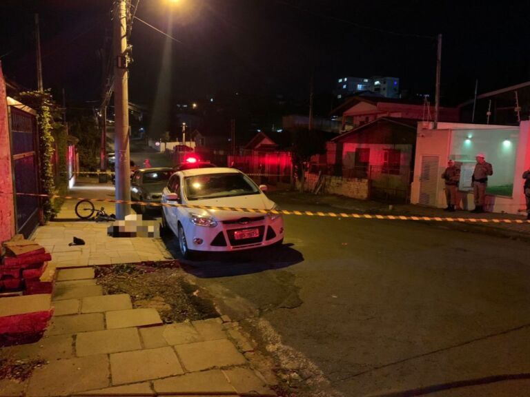 Homem é morto a tiros conversando com amigo