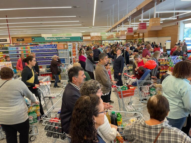 Inauguração de supermercado em Canoas tem leite, feijão, azeite e diversos cortes de carne na promoção; Clientes fazem fila para fazer compras