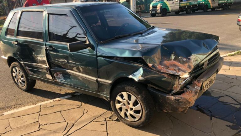 Carro bate em muro após colisão em cruzamento de Canoas
