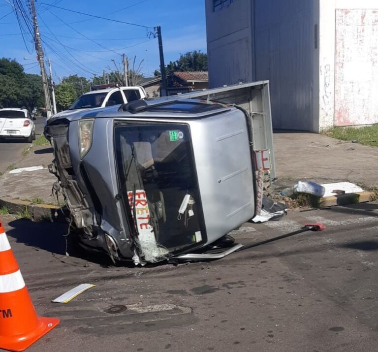 Idoso fica ferido após caminhonete capotar em Canoas