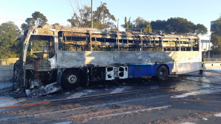 Ônibus da Transcal pega fogo