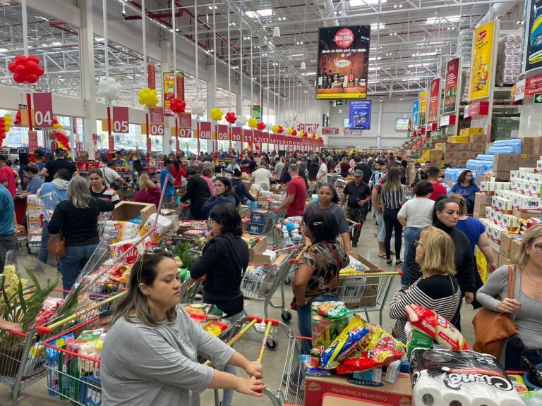 Com o quilo da carne moída sendo vendido por menos de R$ 12, clientes encaram fila para aproveitar promoções em atacado de Canoas