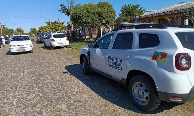 Adolescente é encontrada morta nos fundos de casa