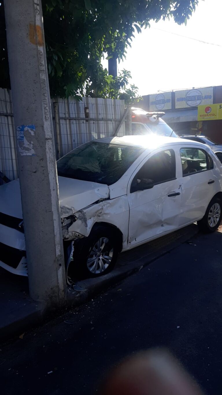 Homem fica ferido após carro bater em poste de Canoas