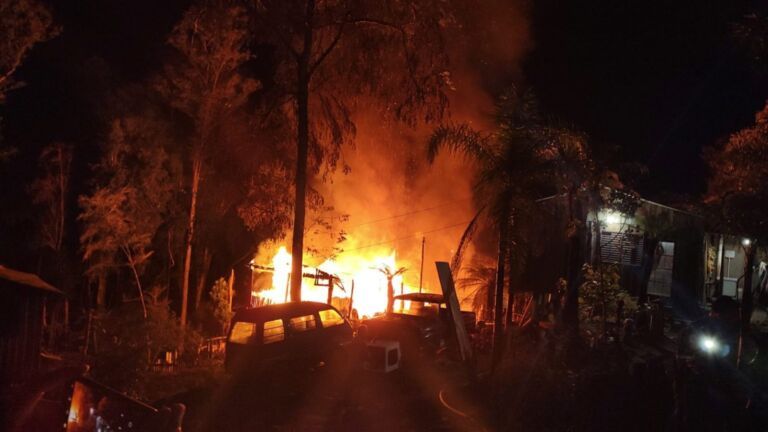 Homem bate no pai, esposa e coloca fogo na casa