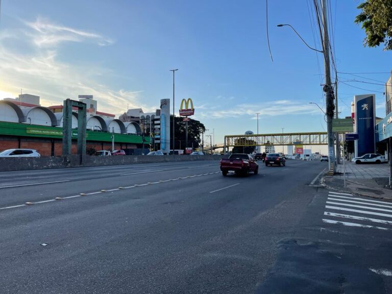 Passarela de madeira é retirada em Canoas