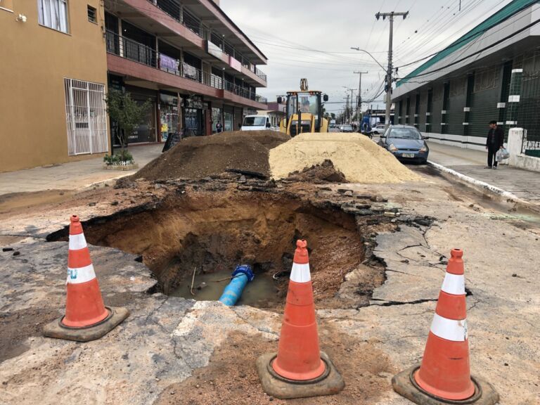 Obra da Corsan em Canoas deixa moradores sem água e rua bloqueada