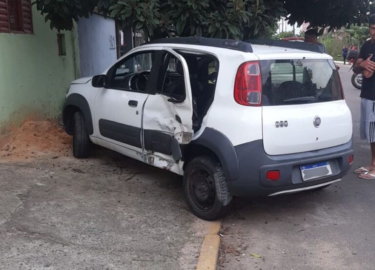 Duas pessoas ficam feridas após colisão entre carro e moto em Canoas