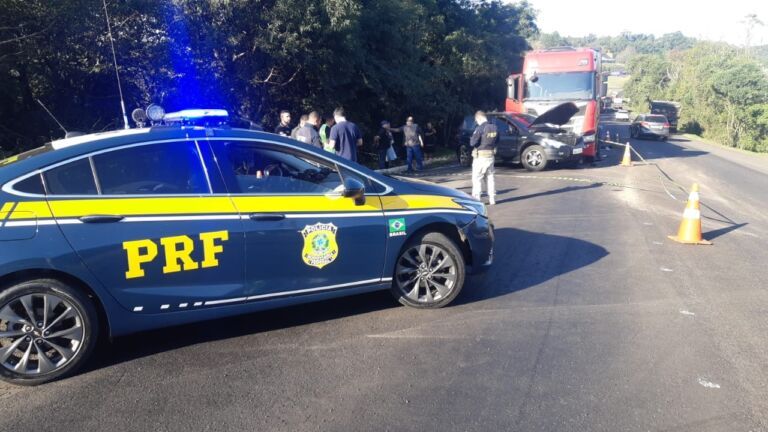 Idosa morre após colisão entre caminhonete e dois caminhões