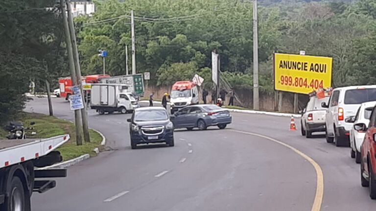 Acidente com dois caminhões bloqueia avenida em Canoas