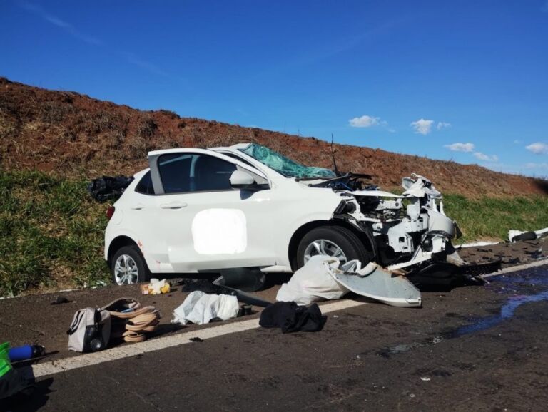 Mulher morre após colisão entre cinco veículos