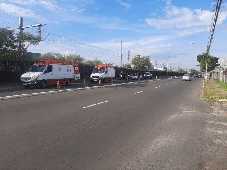 Quatro pessoas ficam feridas após colisão entre dois carros em Canoas