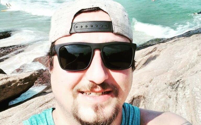 Motorista morre após colisão entre carro e caminhão