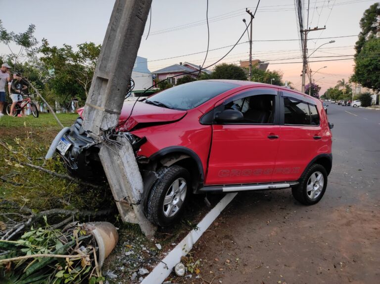 Motorista perde controle da direção e bate em poste em Canoas